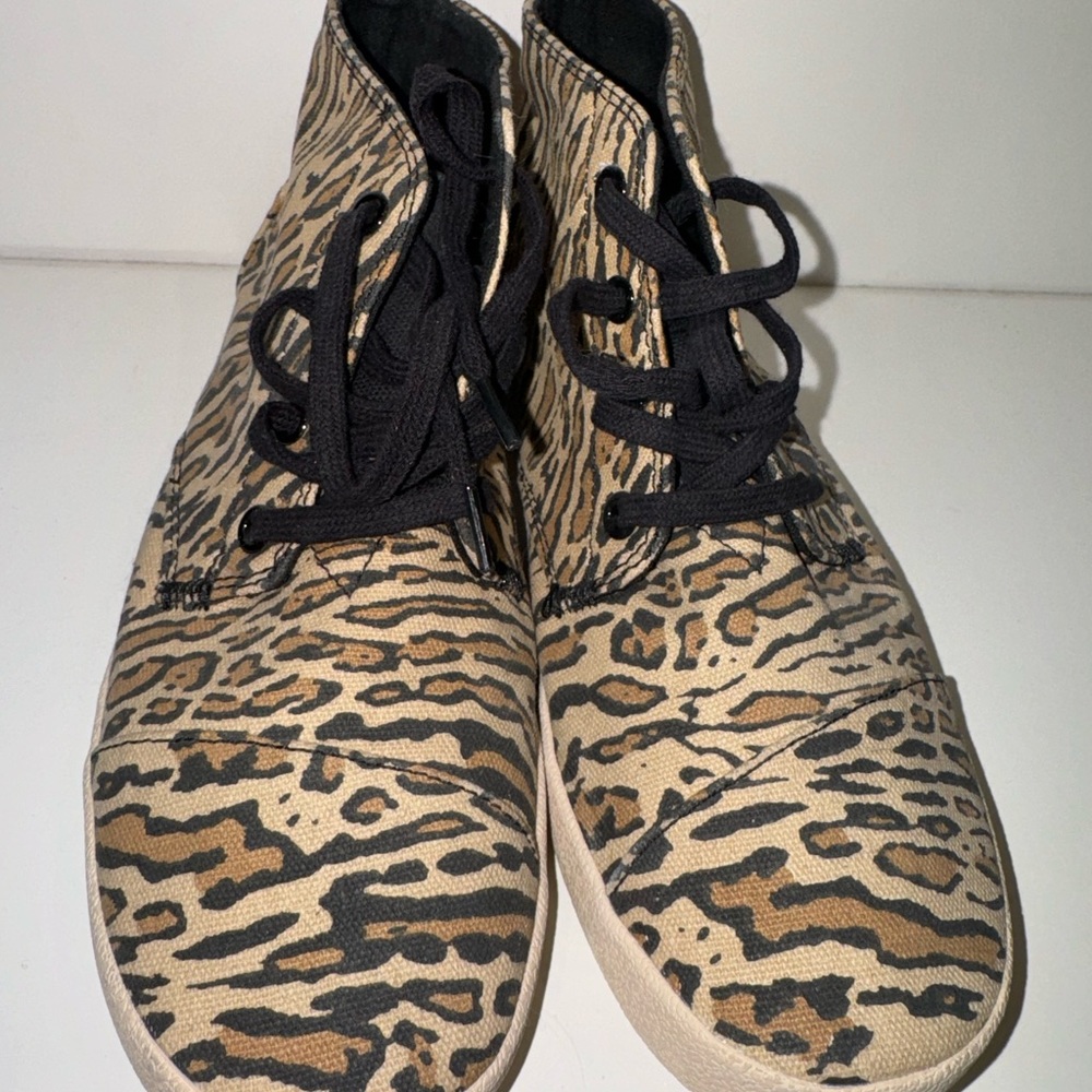 New! Toms One for One Leopard Print High Top Shoes Sneakers Women's Size 7 - Picture 2 of 4
